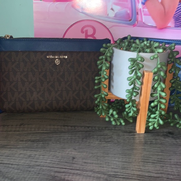 Michael Kors Large Pocket Messenger Bag Purse